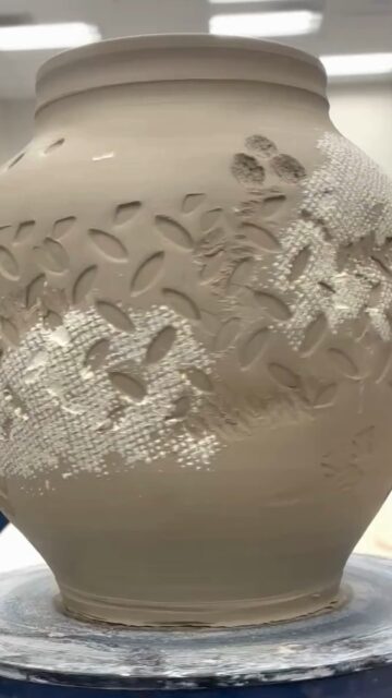 🌸 Salem, we’re spinning into spring! Our brand-new studio is open, and we’re so excited to welcome our local makers. A few wheel spots are still open — jump in, get those hands muddy, and make something beautiful with us! 🎨✨ Check out our full spring line-up and sign up through the link in bio.